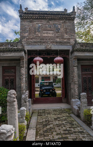 Xi'an Insider della jeep di Pechino 2020 incorniciata da una vecchia parte di gateway di Wu Jianguo della collezione si trova nella zona rurale di Xi'an. Foto Stock