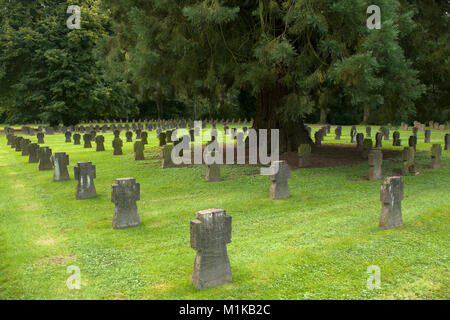 Germania, Colonia, War Graves entro la colonia cimitero meridionale nel quartiere Zollstock. Deutschland, Koeln, Kriegsgraeber auf dem Suedfriedhof ho Foto Stock