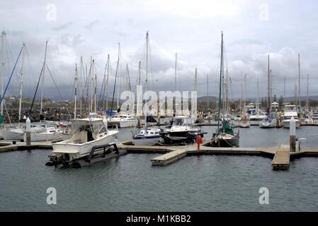 Barche e yacht parcheggiato a marina in Australia. Le varie forme di trasporto di acqua come barche e yacht ormeggiati a Coffs harbour marina internazionale. Foto Stock