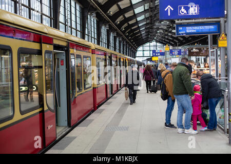 I passeggeri di scendere dal treno alla piattaforma di Friedrichstrasse Stazione ferroviaria a Berlino Germania Foto Stock