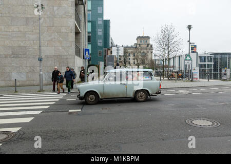 Famosa vettura tedesca Trabant versione berlina impaccata con giocattoli imbottiti in strada di Berlino - fabbricati durante il comunismo era in Germania Est Foto Stock