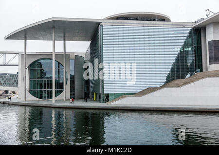 Berlino architettura moderna del governo federale tedesco e cancelleria edificio che simboleggia l'unità tedesca situato direttamente sul fiume Spree. Foto Stock