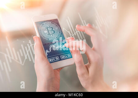 Bitcoin simbolo sul mobile app con schermo grande comprare e vendere i pulsanti. Bitcoin sul mercato azionario. Nuovo denaro digitale. Foto Stock