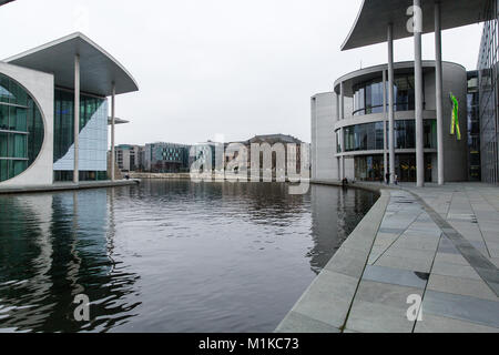 Berlino architettura moderna del governo federale tedesco e cancelleria edificio che simboleggia l'unità tedesca situato direttamente sul fiume Spree. Foto Stock