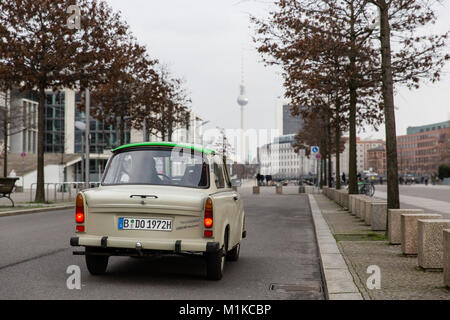 Famosa vettura tedesca Trabant 601s Deluxe per le strade di Berlino fabbricati durante il comunismo era in Germania Est Foto Stock