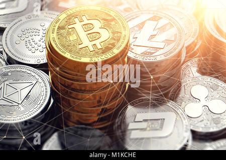 Golden Bitcoin pile e altri cryptocurrencies circondato con nodi blockchain. Il rendering 3D Foto Stock
