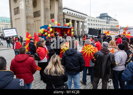 I macedoni che vive a Berlino messa in scena una protesta pacifica per dimostrare la disapprovazione del governo macedone politiche e chiamando per l unità nazionale Foto Stock