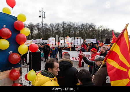 I macedoni che vive a Berlino messa in scena una protesta pacifica per dimostrare la disapprovazione del governo macedone politiche e chiamando per l unità nazionale Foto Stock