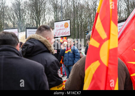 I macedoni che vive a Berlino messa in scena una protesta pacifica per dimostrare la disapprovazione del governo macedone politiche e chiamando per l unità nazionale Foto Stock
