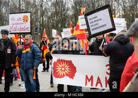 I macedoni che vive a Berlino messa in scena una protesta pacifica per dimostrare la disapprovazione del governo macedone politiche e chiamando per l unità nazionale Foto Stock