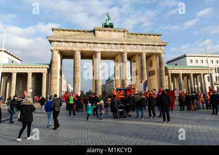 I macedoni che vive a Berlino messa in scena una protesta pacifica per dimostrare la disapprovazione del governo macedone politiche e chiamando per l unità nazionale Foto Stock