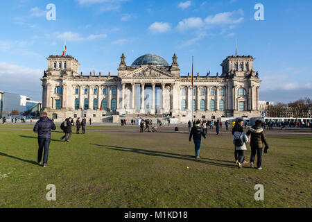 Il Reichstag edificio storico di Berlino è il luogo di incontro del Bundestag, la casa inferiore della Germania del legislatore nazionale. Cielo blu Foto Stock