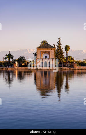 Giardini Menara Pavilion riflettono in acqua al tramonto,Marocco. Foto Stock