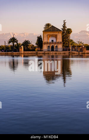 Giardini Menara Pavilion riflettono in acqua al tramonto,Marocco al tramonto. Acqua di riflessione. Foto Stock