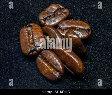 Chicchi di caffè tostati su sfondo nero. Foto Stock