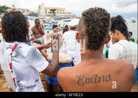 SALVADOR, Brasile - 2 febbraio 2016: adoratori presso il Festival annuale di Yemanja riposare sulla spiaggia di Rio Vermelho nelle cerimonie religiose. Foto Stock