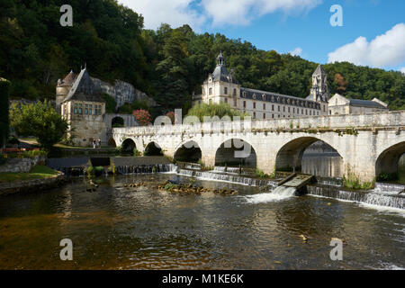 L'abbazia benedettina di Brantome e Coude il ponte sul fiume Dronne in Brantome, Dordogne Francia. Foto Stock