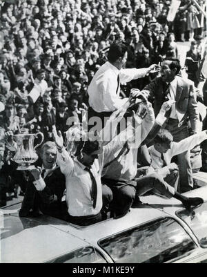 Bobby Moore, West Ham e Inghilterra il capitano tiene la Coppa europea durante il viaggio attorno a West Ham nel 1965 Foto Stock