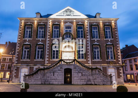 Municipio di Tongeren la notte. Tongeren, la Vallonia, Belgio. Foto Stock