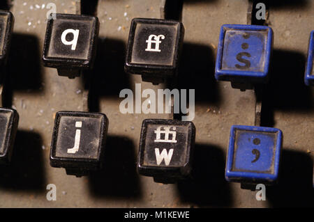 Linotype tastiera lettere q, ff, s, j, W chiavi closeup al negozio di giornali. Provost, Alberta, Canada. Foto Stock