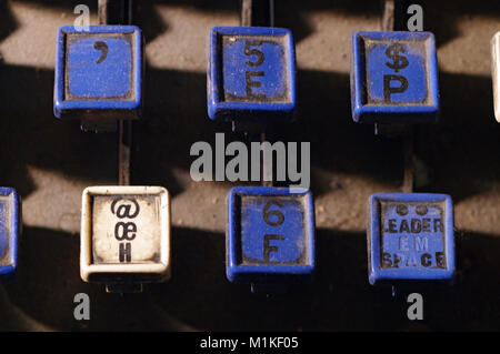 Linotype tastiera lettere e, p, i tasti f closeup al negozio di giornali. Provost, Alberta, Canada. Foto Stock