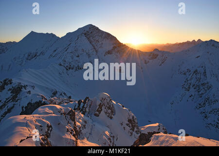 Tramonto al vertice di Tauberspitze (Lechtal Alpi) in inverno. Tirolo, Austria Foto Stock