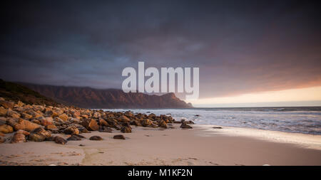 Ampio angolo di immagine orizzontale di Kogelbay nell'Overberg del sud africa Foto Stock