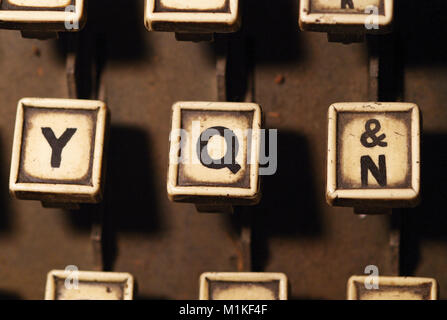 Linotype tastiera lettere y, q, n chiavi closeup al negozio di giornali. Provost, Alberta, Canada. Foto Stock