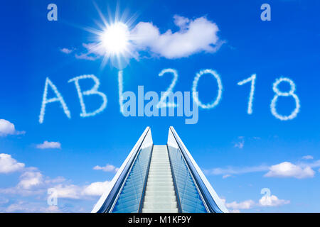 Escalator in un cielo blu, il concetto di realizzazione, ABI 2018 testo tedesco, maturità significato diploma di scuola superiore o a livelli Foto Stock