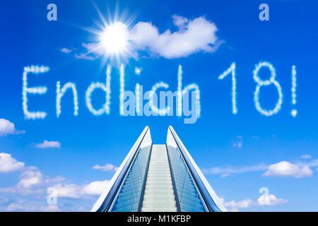 Escalator in un cielo blu, il concetto di realizzazione, ENDLICH 18 testo tedesco, significato infine 18, età adulta e libertà Foto Stock