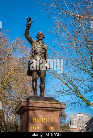 La scultura in bronzo di Edmund Burke irlandese polymath politico che ha servito come MP per Bristol nel tardo XIX secolo - Bristol piazza centrale REGNO UNITO Foto Stock