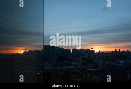 Una vista di Potsdamer Platz durante il tramonto a Berlino. Foto Stock