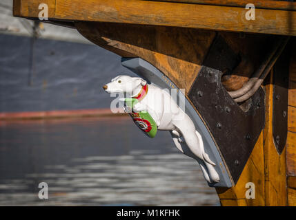 Levriero figura testa sulla prua del Matthew Elizabethan nave a vela ormeggiata in Bristol's Floating Harbour REGNO UNITO Foto Stock