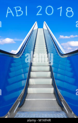 Escalator in un cielo blu, il concetto di realizzazione, ABI 2018 testo tedesco, maturità significato diploma di scuola superiore o a livelli Foto Stock