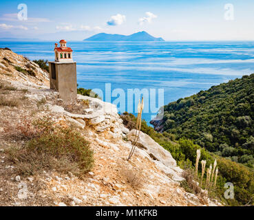 Remoto santuario stradale nella forma di una chiesa greca sull'isola di Itaca nelle isole Ionie Foto Stock