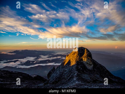 Prima luce su St John's Peak - uno dei molti picchi sul Monte Kinabalu a Sabah Borneo Foto Stock