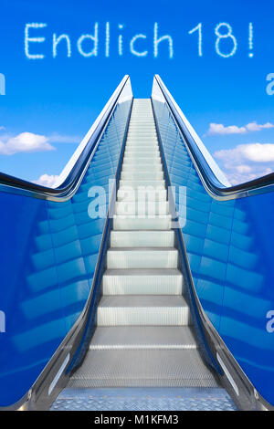 Escalator in un cielo blu, il concetto di realizzazione, ENDLICH 18 testo tedesco, significato infine 18, età adulta e libertà Foto Stock