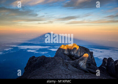 Ombra di montagna all'alba sul Monte Kinabalu a Sabah Borneo Foto Stock