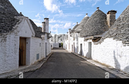 Scorci di Alberobello, una piccola cittadina della regione Puglia di Iria valley, un patrimonio UNESCO per anni caratterizzato dalla tipica costruzione c Foto Stock