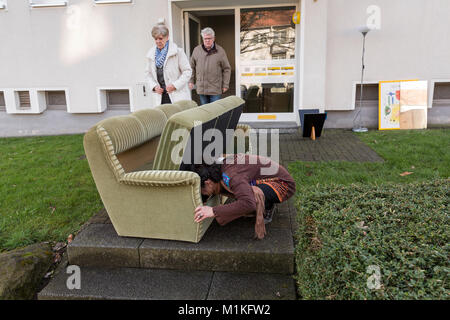 I volontari dell'associazione "Projekt Ankommen' in Dortmund aiutare una famiglia di profughi per trovare un posto per vivere e per ottenere mobili e per spostarsi nel piatto. Foto Stock