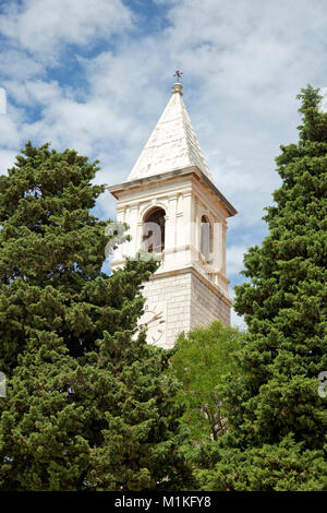 Campanile di una chiesa in isola di Prvic, Croazia Foto Stock