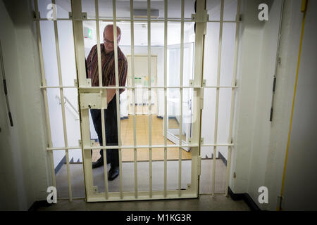 Prigione cappellani, nel reparto di cura del senior in prigione Hövelhof i prigionieri sono accuditi dietro le sbarre. Foto Stock
