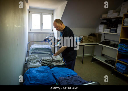 Nel reparto di cura del senior in prigione Hövelhof i prigionieri sono accuditi dietro le sbarre. Foto Stock