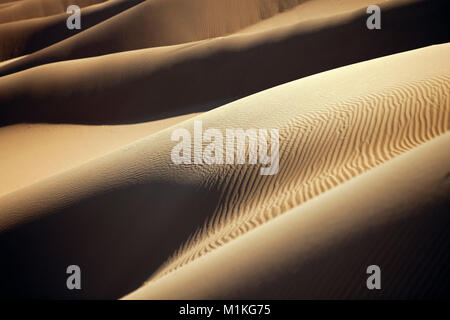 Il Marocco, Mhamid, Erg Chigaga dune di sabbia. Deserto del Sahara. Foto Stock