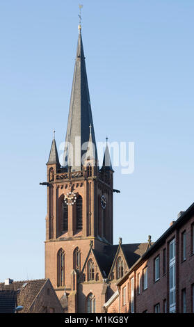 Krefeld-Hüls, Katholische Pfarrkirche San Cyriakus, dettaglio des Westturms, Blick von Süden Foto Stock