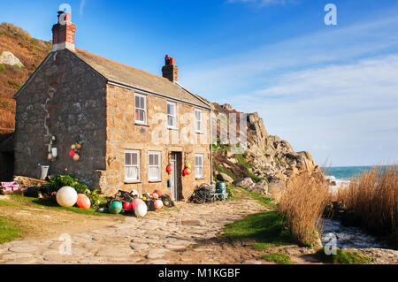 Un grazioso Fisherman's cottage vicino alla costa a Penberth, Cornwall, Regno Unito - Giovanni Gollop Foto Stock