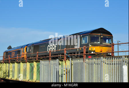 Due classe GBRf 66 locomotive diesel (66779 "stella della sera' e 66735) attraversate il fiume Nene a Peterborough, CAMBRIDGESHIRE, England, Regno Unito Foto Stock