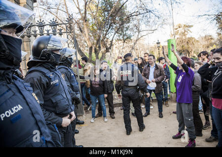 Barcellona, in Catalogna, Spagna. 30 gen, 2018. I partecipanti di una dimostrazione independentist gridare la polizia quando si tenta di immettere il Parlamento della Catalogna durante una sessione di investitura Credito: Celestino Arce/ZUMA filo/Alamy Live News Foto Stock