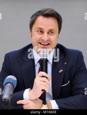 Cape Canaveral, STATI UNITI D'AMERICA. 30 gen, 2018. Xavier Bettel, primo ministro del Lussemburgo, partecipa in una fase di pre-lancio conferenza stampa il 30 gennaio 2018 presso il Centro Debus al Complesso Visitatori del Centro Spaziale Kennedy in Florida. è ora impostata per il 31 gennaio. Credito: Paul Hennessy/Alamy Live News Foto Stock