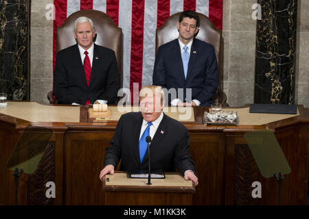 30 gennaio 2018 - Washington, Distretto di Columbia, Stati Uniti - il Presidente degli Stati Uniti, TRUMP, affiancato dal Vice Presidente Mike PENCE, dietro a sinistra e casa Speaker Paolo Ryan, fornisce lo stato dell'Unione indirizzo a una sessione congiunta del Congresso al Campidoglio degli Stati Uniti. Credito: Alex Edelman/ZUMA filo/Alamy Live News Foto Stock